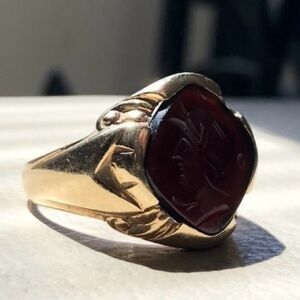 10K  gold vintage craved Intaglio garnet ring